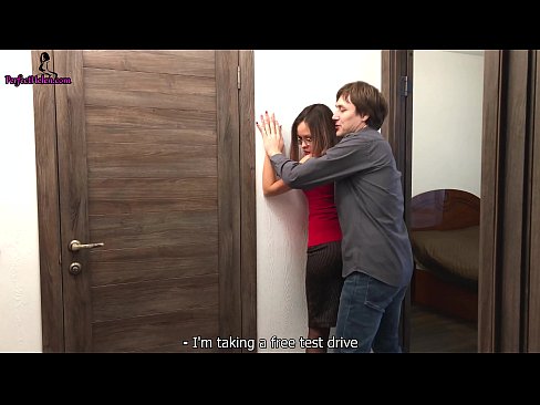 ❤️ מתווך סקסית מטלטל בחושניות את הכוס שלה ומזיין בזמן מכירת הדירה שלה - קרמפאי פורנו רוסי אצלנו ❌❤